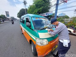 Angkot di Cimahi Ditindak Usai Pakai Pelat Nomor Aspal