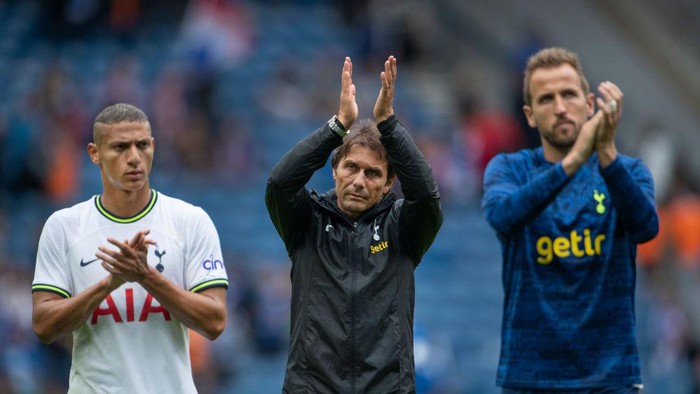 GLASGOW, SCOTLAND - JULY 23: Tottenham Hotspur manager Antonio Conte applauds the fans with Richarlison and Harry Kane after the Pre-Season Friendly between Rangers and Tottenham Hotspur at Ibrox Stadium on July 23, 2022 in Glasgow, Scotland. (Photo by Visionhaus/Getty Images)