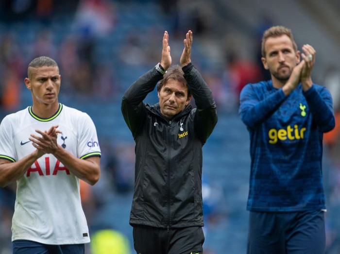 GLASGOW, SCOTLAND - JULY 23: Tottenham Hotspur manager Antonio Conte applauds the fans with Richarlison and Harry Kane after the Pre-Season Friendly between Rangers and Tottenham Hotspur at Ibrox Stadium on July 23, 2022 in Glasgow, Scotland. (Photo by Visionhaus/Getty Images)
