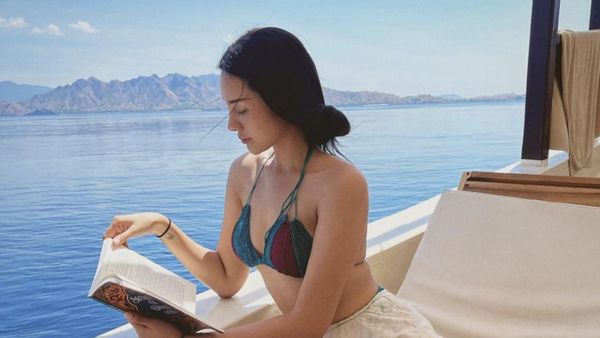7 Gaya Anya Geraldine Liburan di Labuan Bajo, Seksi Berbikini