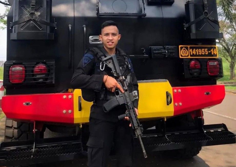 Bharada Eliezer Tersangka Penembakan Brigadir J: Penjelasan dan Sosok Bharada E Bharada Eliezer (Bharada E) ditetapkan sebagai tersangka kasus penembakan Brigadir J. Peristiwa itu terjadi di rumah dinas Irjen Ferdy Sambo, Jumat (8/7/2022).