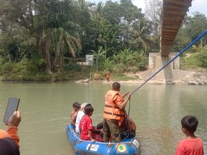 Jembatan di Lebak Rusak, BPBD Turunkan Perahu Karet untuk Anak Sekolah Jembatan di Lebak Rusak, BPBD Turunkan Perahu Karet untuk Anak Sekolah