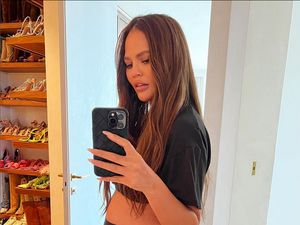 Chrissy Teigen Pamer Kehamilan Keempat Pakai Underwear Gucci Rp 7,7 Juta