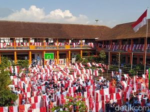 Semangat Siswa di Temanggung Ikuti Cuci Bendera Massal Sambut HUT RI Semangat Siswa di Temanggung Ikuti Cuci Bendera Massal Sambut HUT RI