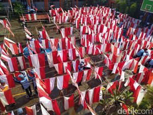 Momen Ribuan Pelajar di Temanggung Cuci Bendera Jelang HUT RI Momen Ribuan Pelajar di Temanggung Cuci Bendera Jelang HUT RI