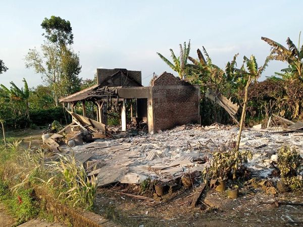 Potret Dusun yang Diserang OTK: Rumah Hancur Kendaraan Hangus