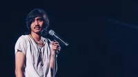 Gaya Sederhana Duta Sheila On 7, Sarungan hingga Santai Jajan Cilok