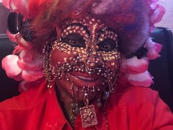 Wanita Ini Cetak Rekor Punya 15 Ribu Tindikan di Tubuh, 3.500 di Vagina