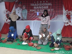 Sambut HUT RI ke-77, Emak-emak di Polman Adu Kecepatan Kupas Kelapa