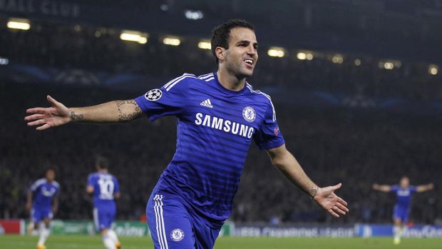 Chelseas Spanish midfielder Cesc Fabregas celebrates scoring the opening goal of the UEFA Champions League, group G football match between Chelsea and Schalke 04 at Stamford Bridge, in London on September 17, 2014. AFP PHOTO / IAN KINGTON (Photo by IAN KINGTON / AFP)