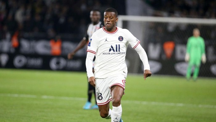 ANGERS, FRANCE - APRIL 20: Georginio Wijnaldum of PSG during the Ligue 1 match between Angers SCO and Paris Saint-Germain (PSG) at Stade Raymond Kopa on April 20, 2022 in Angers, France. (Photo by John Berry/Getty Images )