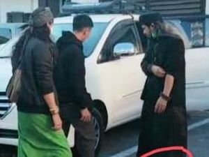 Pemandangan Tak Biasa Saat Gus Samsudin Nyeker Ketika Lapor ke Polda Jatim Pemandangan Tak Biasa Saat Gus Samsudin Nyeker Ketika Lapor ke Polda Jatim