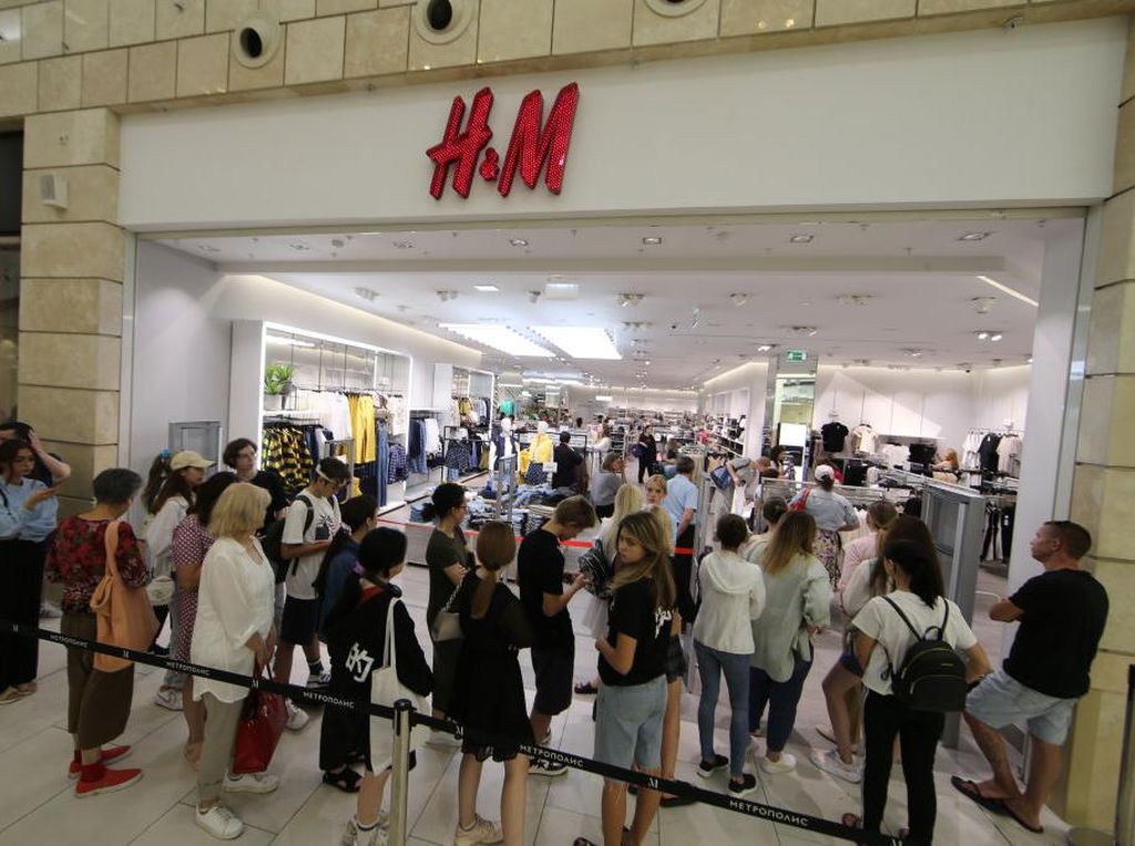 H&M Diserbu Pembeli Jelang Hengkang dari Rusia, Ini Foto Antreannya