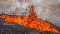Penampakan Lava Pijar Letusan Gunung Berapi di Islandia