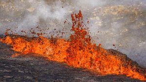Penampakan Lava Pijar Letusan Gunung Berapi di Islandia