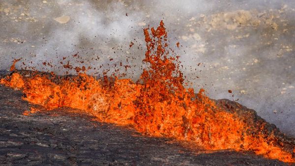 Penampakan Lava Pijar Letusan Gunung Berapi di Islandia
