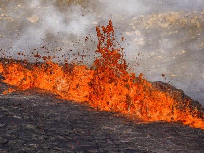 Penampakan Lava Pijar Letusan Gunung Berapi di Islandia