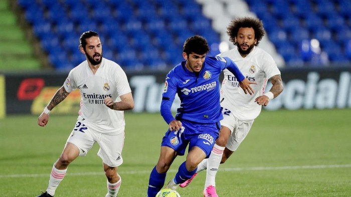 GETAFTE, SPAIN - APRIL 18: Isco of Real Madrid, Carles Alena of Getafe CF, Marcelo of Real Madrid  during the La Liga Santander  match between Getafe v Real Madrid at the Coliseum Alfonso Perez on April 18, 2021 in Getafe Spain (Photo by David S. Bustamante/Soccrates/Getty Images)