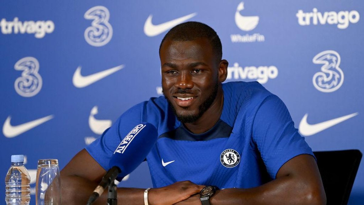 Kalidou Koulibaly janjikan trofi di musim pertamanya (Chelsea FC via Getty Images/Darren Walsh)