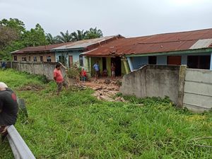 Truk Kontainer Tabrak Rumah Warga setelah Hantam 2 Mobil di Medan