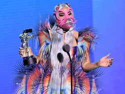 Deretan Musisi Dunia yang Sering Tampil Nyentrik di Panggung