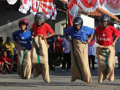 Lomba Balap Karung Sambut HUT RI, Pesertanya Pakai Helm