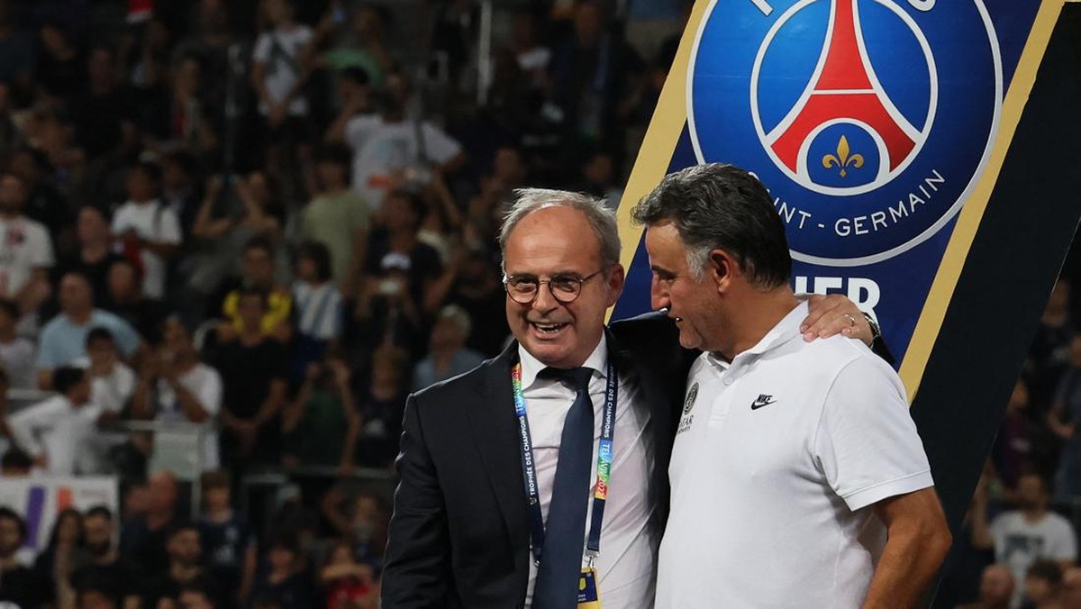 Luis Campos (kiri), penasihat sepakbola PSG. (Foto: AFP via Getty Images/JACK GUEZ)