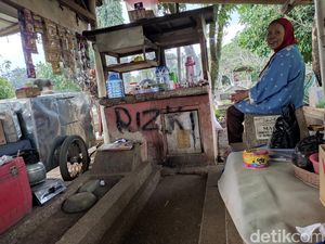 Memaknai Hidup ala Mak Sari, Pedagang di Kuburan Bandung Memaknai Hidup ala Mak Sari, Pedagang di Kuburan Bandung