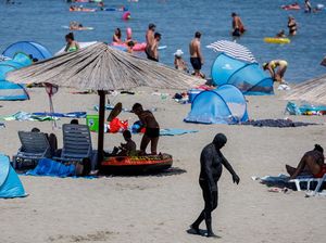 Sensasi Mandi Lumpur di Pantai Queen, Dipercaya Menyehatkan Kulit