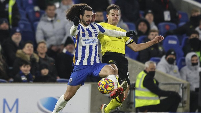 BRIGHTON, ENGLAND - JANUARY 18: Marc Cucurella of Brighton & Hove Albion battles for the ball with Cesar Azpilicueta of Chelsea during the Premier League match between Brighton & Hove Albion and Chelsea at American Express Community Stadium on January 18, 2022 in Brighton, England. (Photo by Robin Jones/Getty Images)
