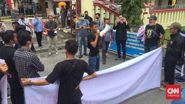 Sekelompok orang menggelar unjuk rasa di Medan, Sumatera Utara pada Kamis (4/8). Mereka menuntut kematian Brigadir J diusut tuntas. Mereka pun meminta Irjen Ferdy Sambo ditangkap.