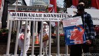 Aksi Teatrikal Protes UU Minerba di Depan MK, Ini Fotonya
