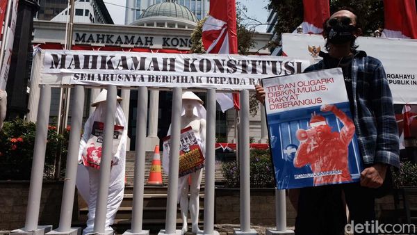 Aksi Teatrikal Protes UU Minerba di Depan MK, Ini Fotonya