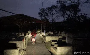 Jurit Malam: Sepenggal Kisah Mak Sari di Jalan Kuburan Bandung Jurit Malam: Sepenggal Kisah Mak Sari di Jalan Kuburan Bandung
