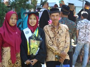 Inspirasi Novi Dwi, Anak Buruh Bangunan yang Kuliah Gratis hingga Jadi PNS Inspirasi Novi Dwi, Anak Buruh Bangunan yang Kuliah Gratis hingga Jadi PNS