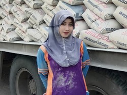 Potret Nur Aini, Kuli Cantik yang Kini Jadi Selebgram