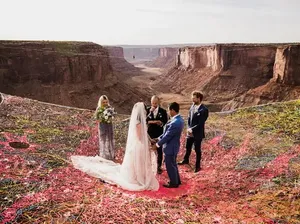 Viral Pasangan Menikah di Atas Jaring Darurat di Ketinggian 122 Meter