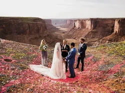 Viral Pasangan Menikah di Atas Jaring Darurat di Ketinggian 122 Meter