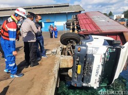 Truk Terguling Nyaris Tercebur Laut di Pelabuhan Tanjungwangi Banyuwangi