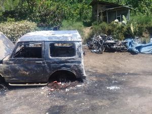 Desa di Jember Diserang Kelompok Misterius, 7 Rumah-7 Kendaraan Dibakar Desa di Jember Diserang Kelompok Misterius, 7 Rumah-7 Kendaraan Dibakar