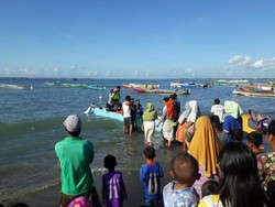 9 Jam Terombang-ambing di Lautan, Nelayan di Lombok Ditemukan Lemas