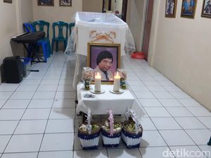 Protes Anak Eddy Gombloh soal Pemakaman dan Tindakan Ibu Sambung Protes Anak Eddy Gombloh soal Pemakaman dan Tindakan Ibu Sambung
