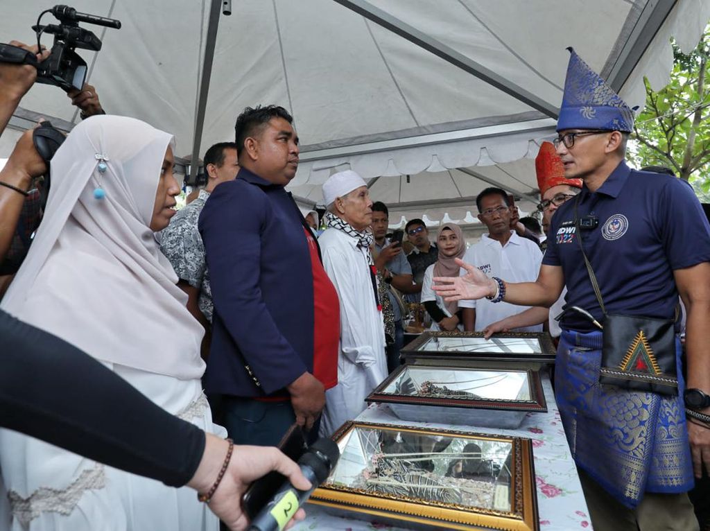 Sandiaga Beri Hadiah Alat Produksi Ke Pengrajin Kriya Lobster di Aceh