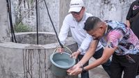 Momen Sandiaga Cuci Muka di Sumur Tua Rumah Bung Karno