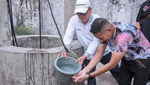 Momen Sandiaga Cuci Muka di Sumur Tua Rumah Bung Karno