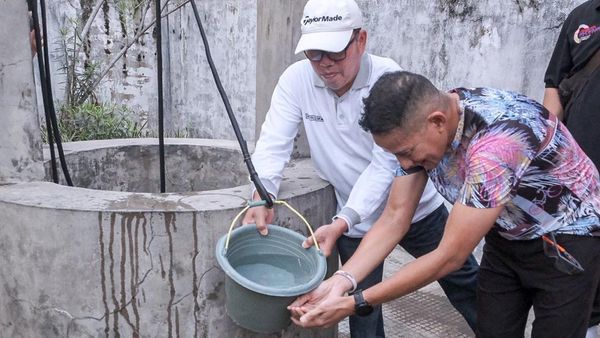 Momen Sandiaga Cuci Muka di Sumur Tua Rumah Bung Karno