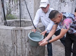 Sandiaga Cuci Muka di Sumur Rumah Bekas Bung Karno, Mitosnya Bisa Awet Muda