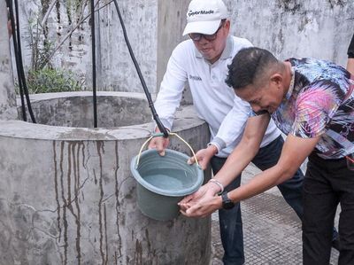 Momen Sandiaga Cuci Muka di Sumur Tua Rumah Bung Karno