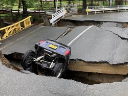 Jepang Dilanda Banjir Parah, Jembatan Ambruk-Mobil Nyungsep