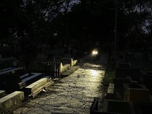 Jurit Malam: Menembus Jalan di Tengah Kuburan Kota Bandung Jurit Malam: Menembus Jalan di Tengah Kuburan Kota Bandung
